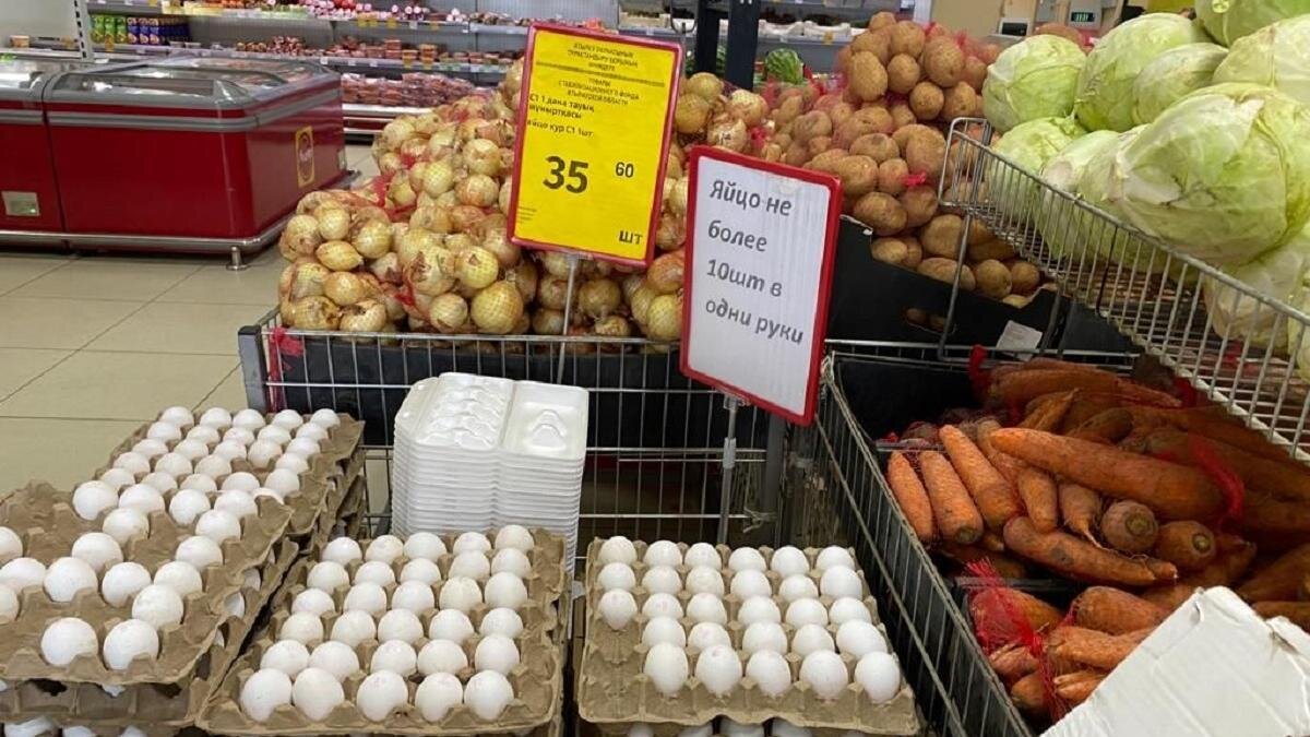    Яйца на прилавке магазина в Атырау:azh.kz