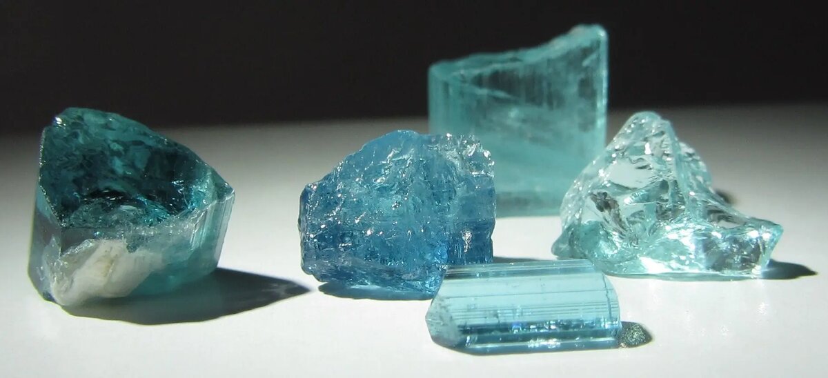 На фото: Неоново-голубые турмалины, добытые из рудника Баталья в Бразильском штате Параиба