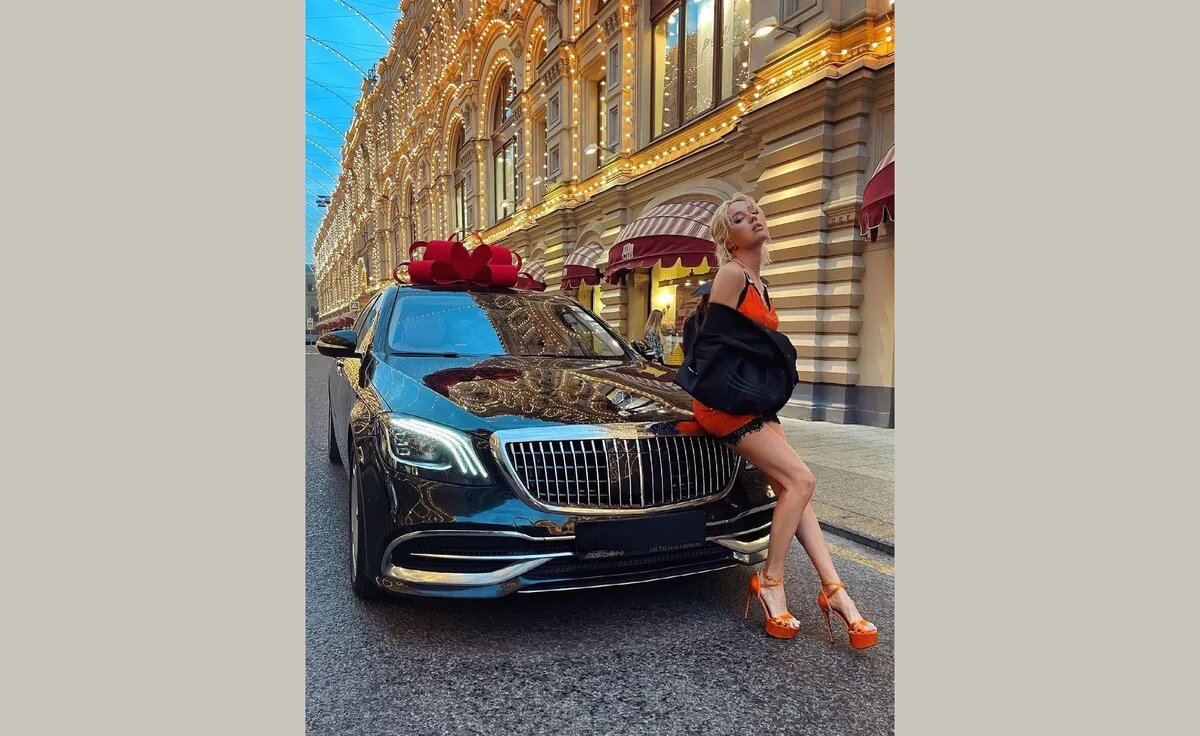 Машина у Клавы — черного цвета.  Фото: @klavacoca