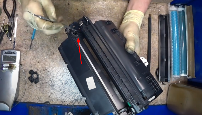 Фото 38. Выкручиваем два винта с фото 37