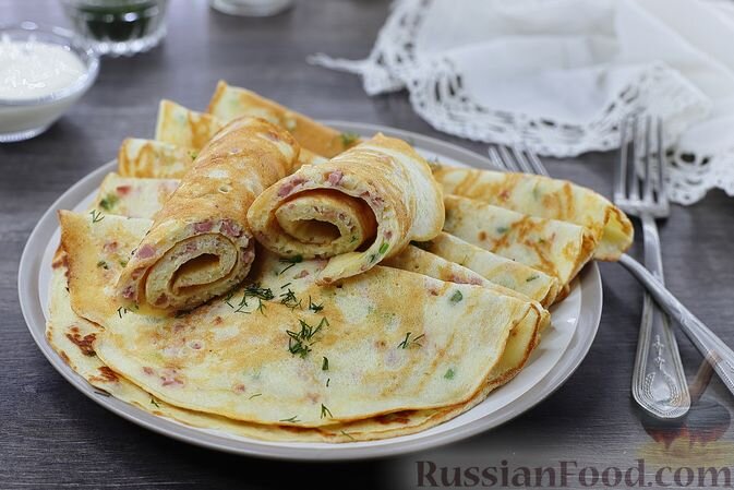 мука, кефир (жирностью 1 %), колбаса варёная, яйцо, лук зелёный, масло растительное, сахар, соль, сода