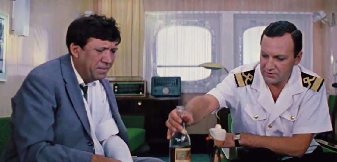 Пьянство в СССР было социально одобряемым пороком. На официальном уровне с любителями заложить за воротник боролись, но общество относилось к нему снисходительно. Ну пьет человек, — а кто не пьет?-8