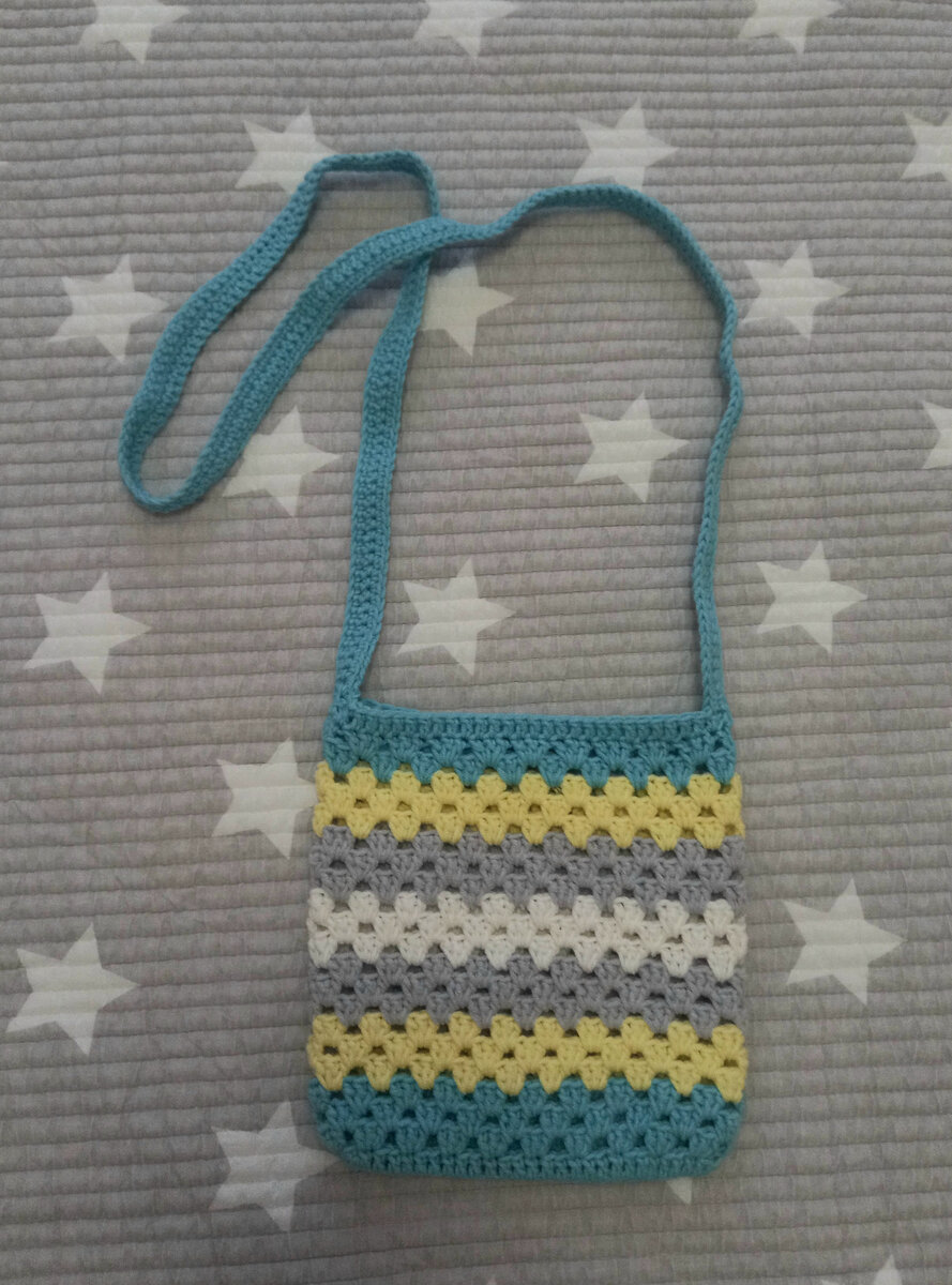 Связано по мотивам "бабушкиного" квадрата. Овальное дно из одного ряда столбиков с накидом. Ручка из обычных столбиков.