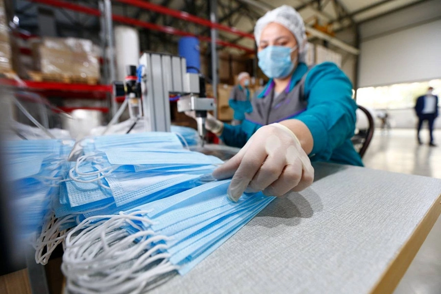 Приветствую дорогие друзья! Дорогие друзья я только что узнал из краевой администрации, что из краевого бюджета на развитие промышленных производств направят более 16,1 млн рублей.

Средства пойдут на компенсацию части затрат предприятий Кубани на покупку оборудования в лизинг, реализацию инвестпроектов и уплату процентов по кредитам на пополнение оборотных средств

– Были одобрены заявки шести предприятий Краснодара, Динского и Гулькевичского районов. Это производители пластмассовых изделий, строительных металлоконструкций, готовых металлических изделий, а также печей, термокамер и печных горелок, медицинских и промышленных средств защиты органов дыхания, – сказал исполняющий обязанности руководителя департамента промышленной политики края Владимир Мостовой.

Предприятия еще могут подать заявки на получение мер государственной поддержки. До 15 ноября 2022 года – на возмещение 50% затрат на уплату первого взноса по договорам лизинга на покупку оборудования, необходимого для производства. До 1 ноября – на предоставление компенсаций части затрат на реализацию инвестпроектов по модернизации и развитию производств. А также уплату процентов по кредитам на пополнение оборотных средств.

По поручению губернатора Кубани увеличено финансирование госпрограммы по развитию промышленности, расширены меры поддержки. Сейчас затраты предприятий возмещают по семи направлениям.

Информация о господдержке и телефоны для консультаций - в разделе «Субсидирование» департамента промышленной политики региона.