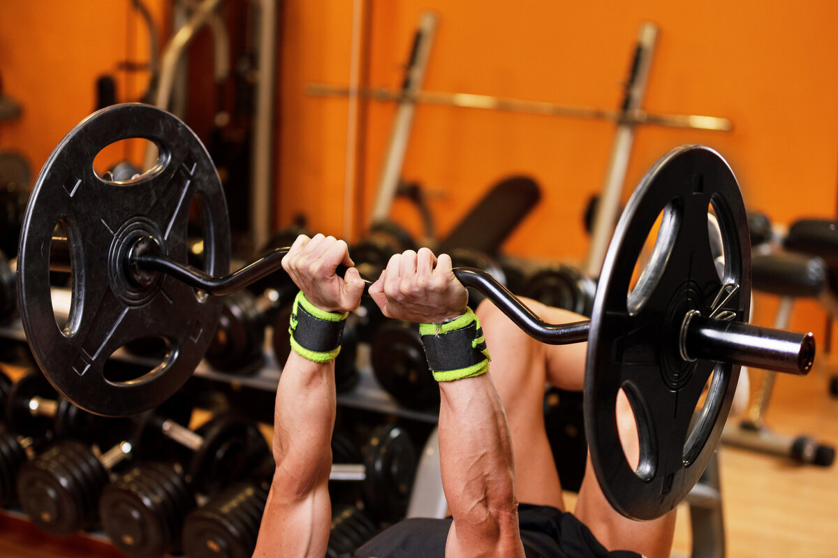     Жим штанги узким хватом: 6 преимуществ и 1 недостаток такого упражнения