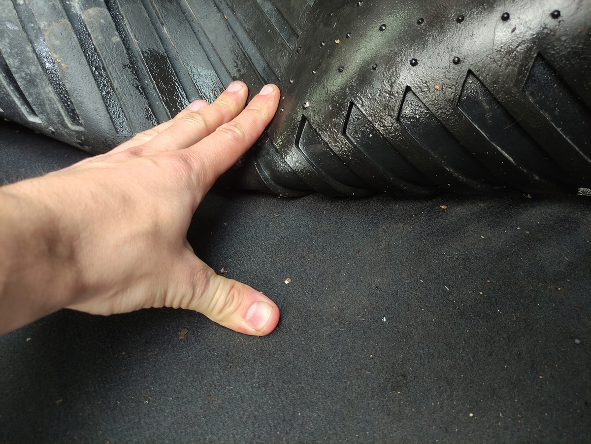 Даже на фото видно, что ковролин напрочь пропитан водой