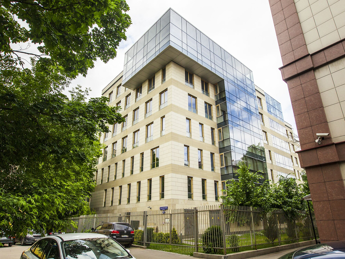 К примеру, престижный комплекс для проживания своей семьи «Клубный дом на Смоленском бульваре» выбрали Иван Ургант, Ксения Собчак и Никита Михалков.  А Константин Хабенский купил квартиру в ЖК «Махаон», что на Новослободской.
 
Клубный дом на Смоленском бульваре