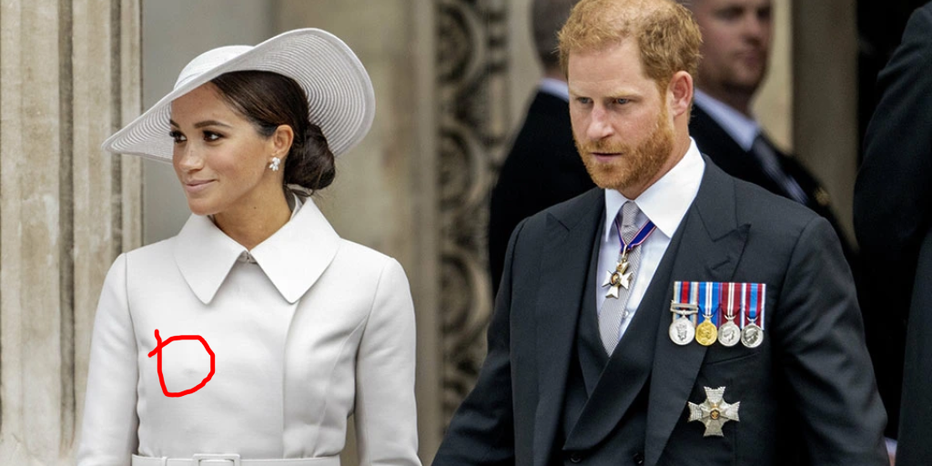 Очень похоже на прикрепленный под плащом микрофон. Фото: Getty Images