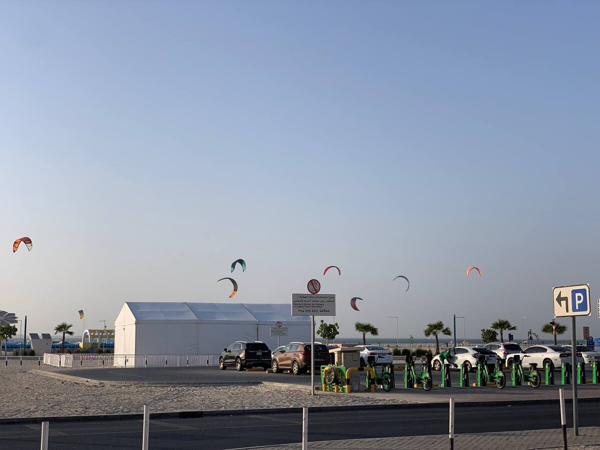 Пляж с кайтерами