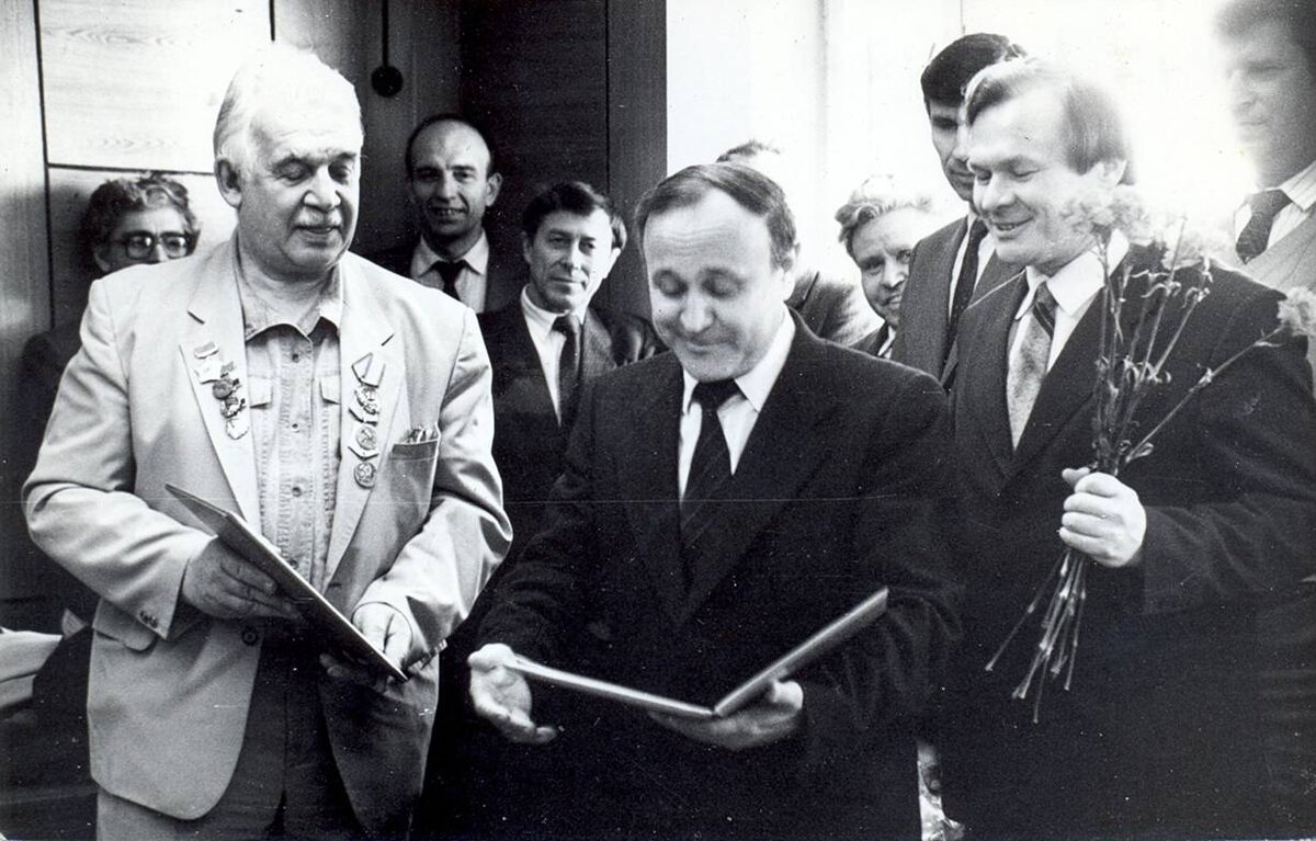 На первом плане слева направо: 1. Филиппов Юрий Константинович. 2. Ахтареев Рамиль Мухаметнурович - заместитель главного конструктора НТЦ КАМАЗа по двигателям. 3. Лотфуллин Рафиль Лотфуллович – председатель профкома НТЦ. За спиной Ахтареева Р.М. улыбается Демидов Геннадий Константинович - заместитель главного инженера агрегатного завода по подготовке производства.