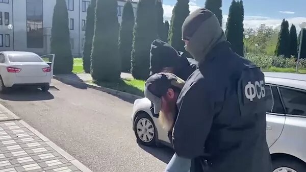 Задержание в Нефтекумске гражданина России, причастного к вооруженным нападениям в составе бандформирований Ш. Басаева и Э. Хаттаба. Кадр оперативного видео.