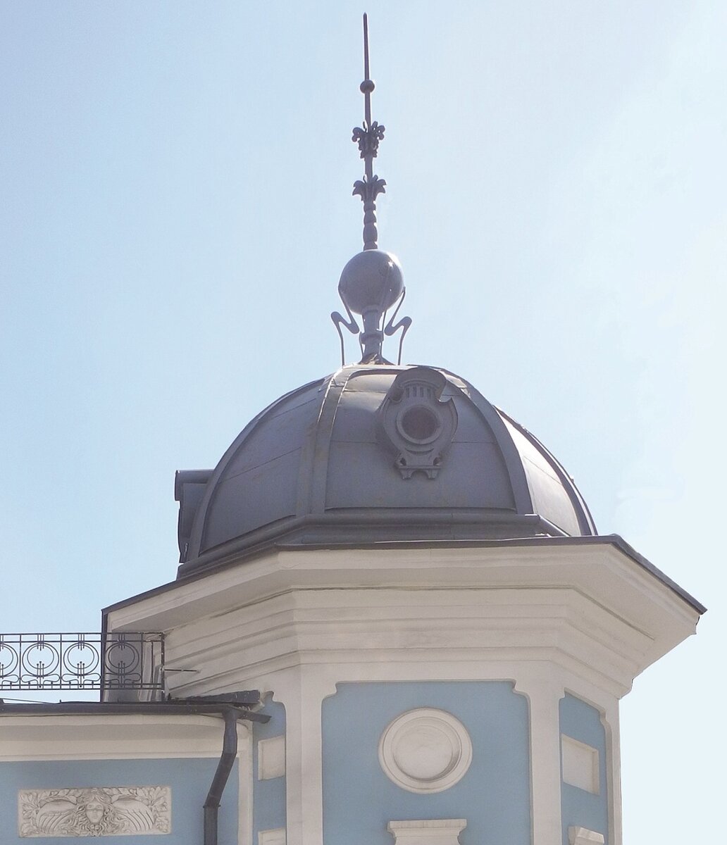 Изогнутые линии на шпиле