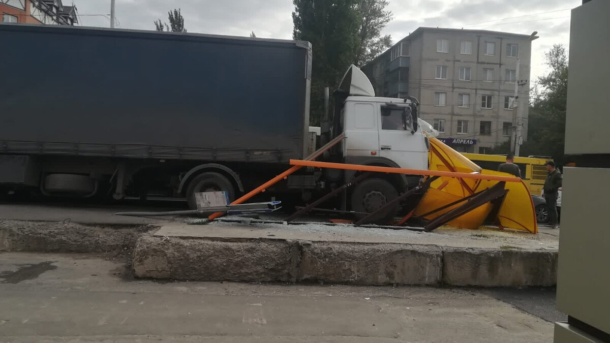     В Ростове на улице Малиновского фура вылетела на остановку общественного транспорта, сообщает ГИБДД России по региону.