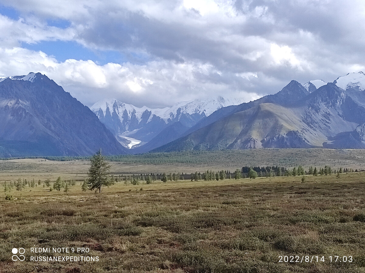 Вершина Маашей-Баши и язык ледника.