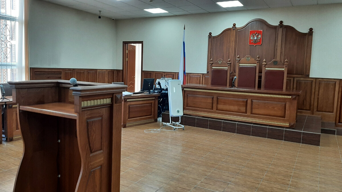 Вон за той дверью решаются судьбы истцов и ответчиков