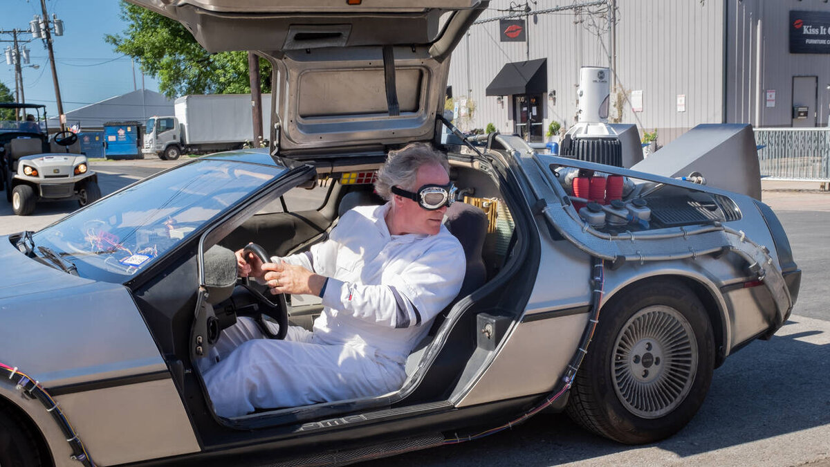 Что касается кинематографа, то здесь простор для творчества довольно широк — на экранах нам уже не раз показывали, как могла бы выглядеть машина времени. Например, как в фильме «Назад в будущее».