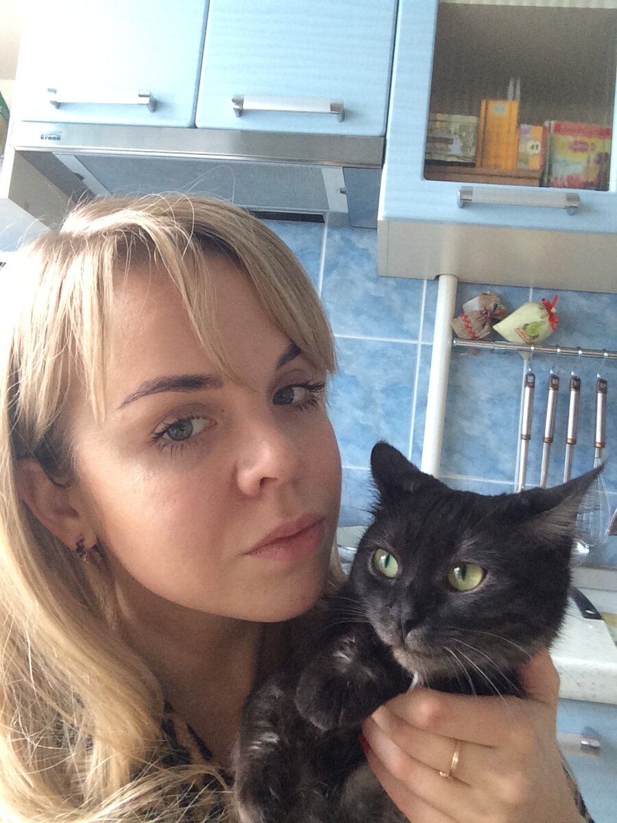 На кухне в старой квартире с нашей пушистой девочкой 