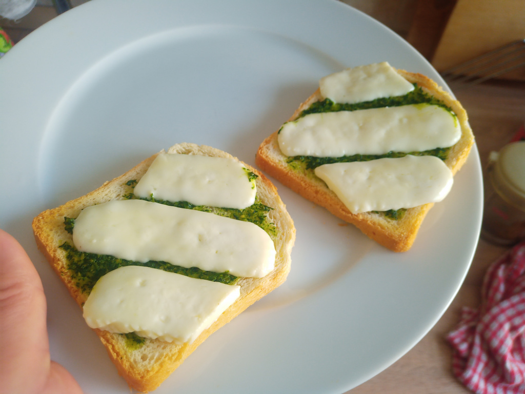 Излишки сыра провоцируют на эксперименты. Шёлковский хлеб обмазываем зелёнкой (чеснок, укроп, соль и оливковое масло перемешанные в блендере) и кладём сверху три кусочка двухнедельной Робиолы. Четыре минуты в гриле (думаю духовка будет не хуже) и закусывайте на здоровье. 