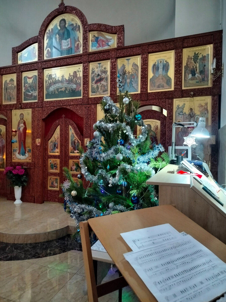 Перед Литургией. Клирос готовится😊