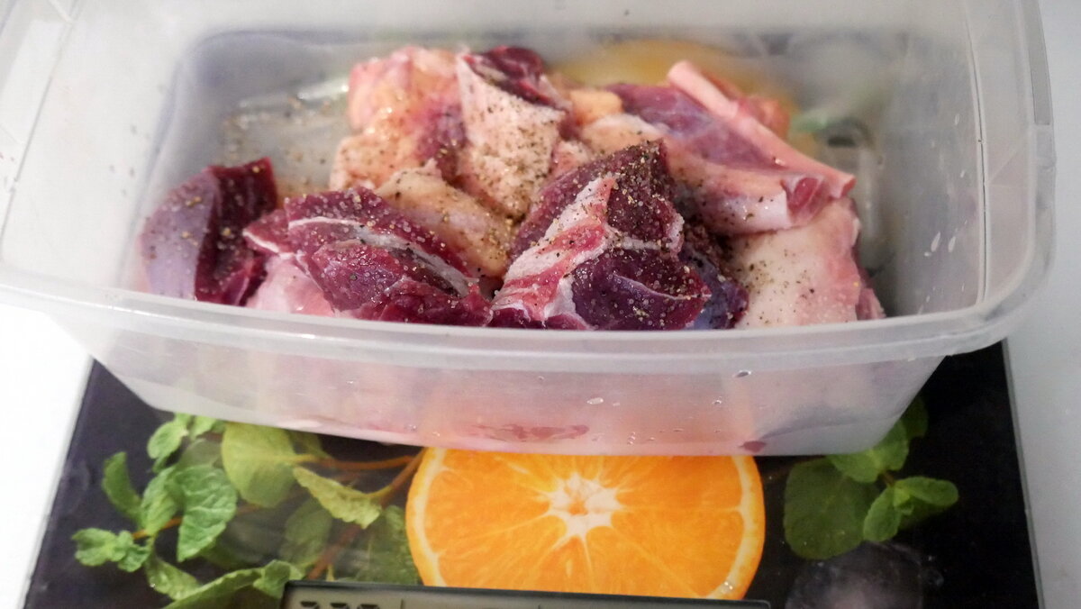 В обрезь добавить немного мяса. Для вкуса.