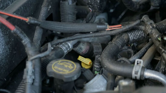    В большинстве автомобилей рукоятка щупа имеет жёлтый цвет.wikiHow