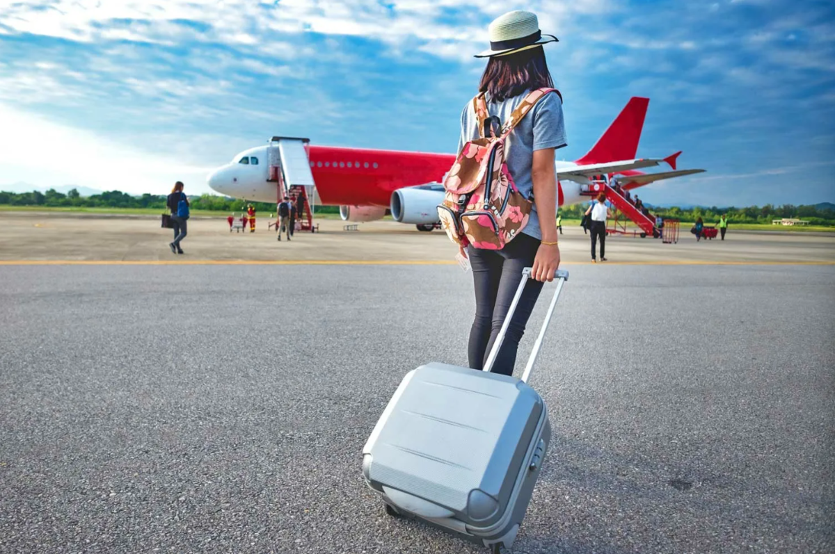 Девушка с чемоданом. Фотосессия с чемоданом. Путешественница с чемоданом. Чемодан для девочек. Самолет travel