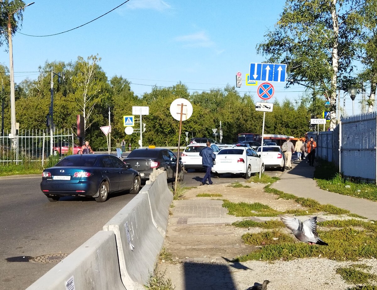 Где-нибудь видите здесь общественный транспорт? А это выезд с автостанции.