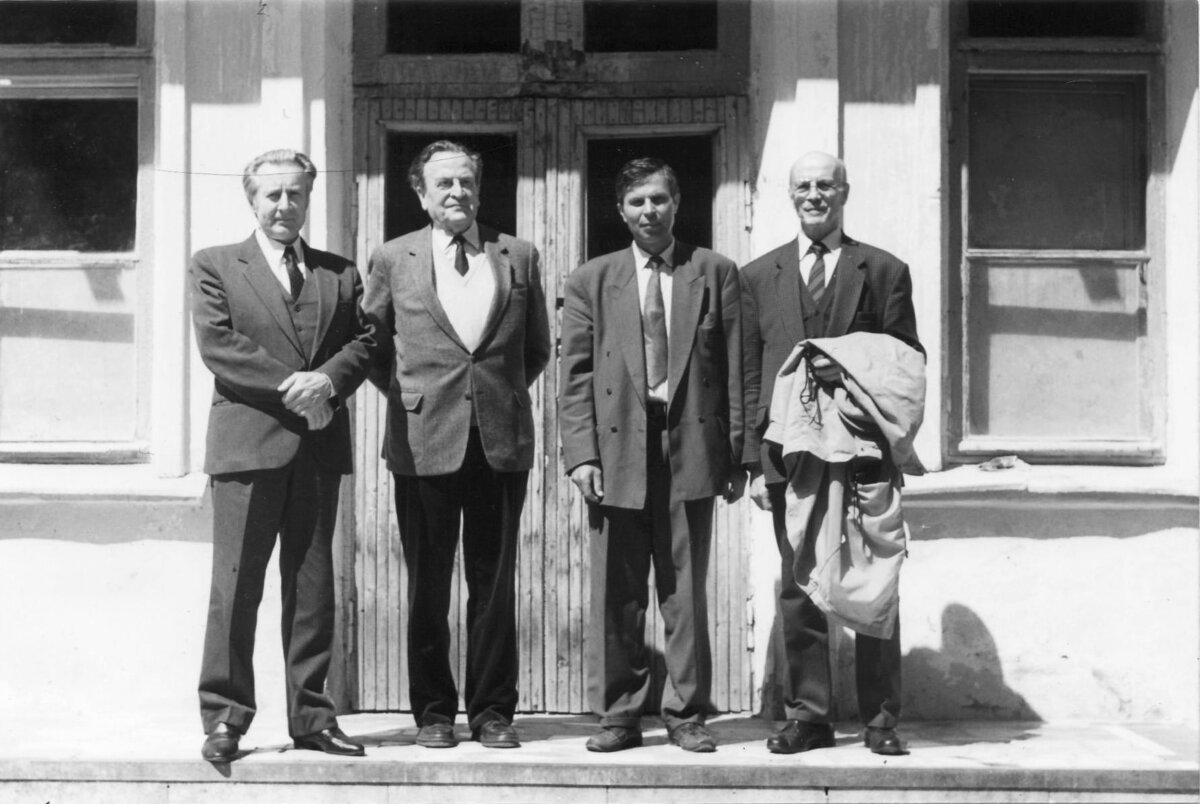  А.А. Ильюхов и Ф. Безелагер (1-й и 2-й слева). 1996 г. Красный Бор