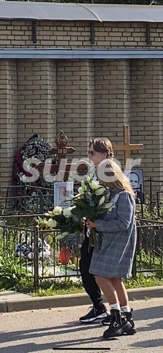    Дети Юрия Шатунова — 17-летний Дэннис и 10-летняя Эстелла — впервые появились на публике. Фото: Super