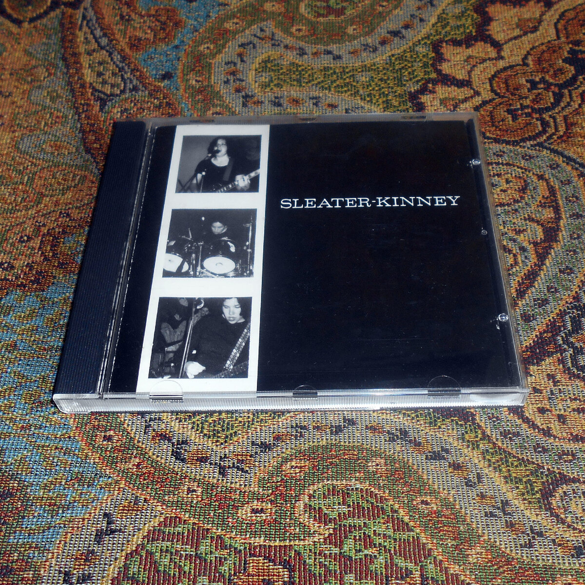 Даа-даа, если музыку вы встречаете по одёжке, то этот диск явно не для вас :) 