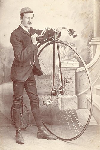 Велосипедист с высококолесным велосипедом. Фото середины 1880-х годов из коллекции Веломузея Андрея Мятиева,