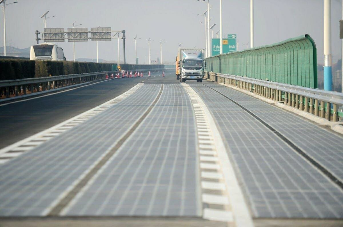 Тестовый участок автомагистрали с солнечными батареями в Китае