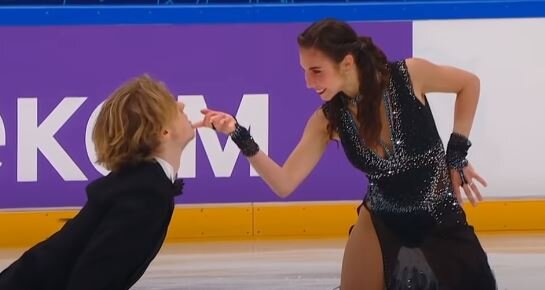 Диана Дэвис и Глеб Смолкин. Финал кубка России по фигурному катанию среди юниоров. Ритм-танец. Источник фото: YouTube канал Первого канала.