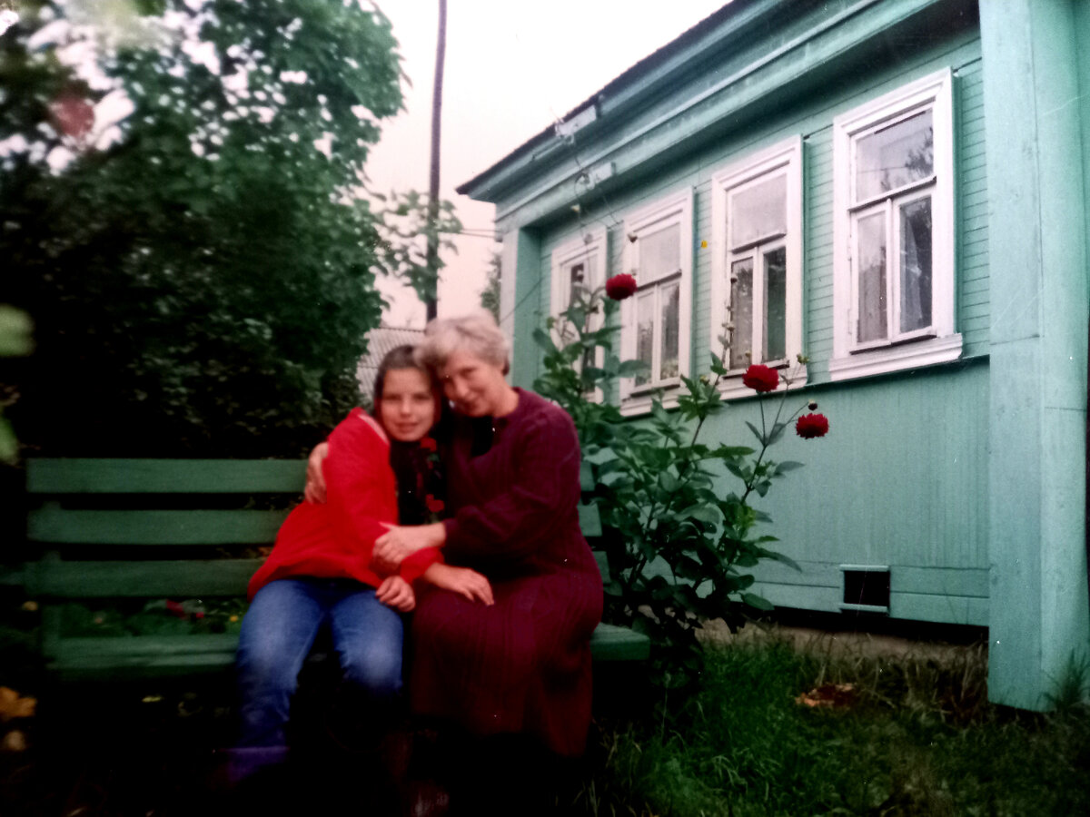 1994-й год. Мы с бабушкой около нашего дома...