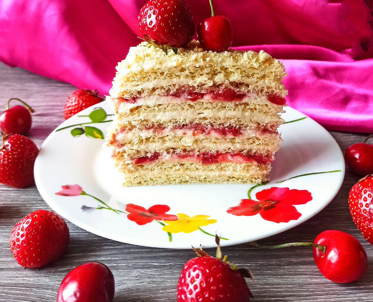 Слоёный торт "Наполеон" из творожного теста с заварным кремом и клубнично-черешневой начинкой