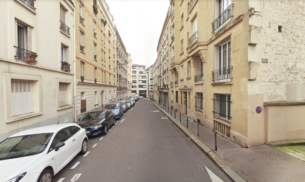 Парижская улица Аншеваль (Rue de l’Encheval), которая стала обложкой для альбома. (Фото: панорамы Гугла, 2020). Через несколько домов на улице Анле расположена студия Plus XXX, где записывался 23am.