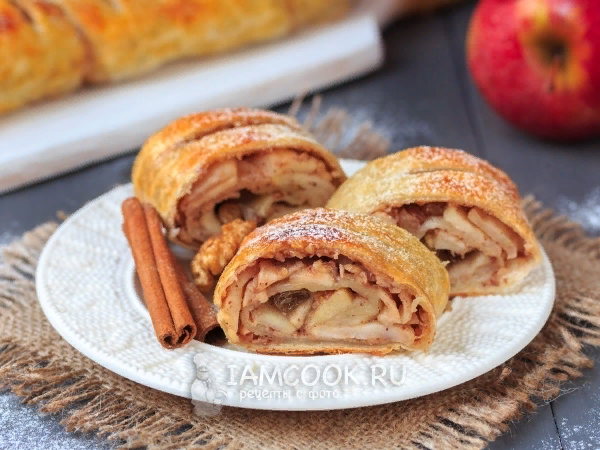Ароматный и вкусный рулет с яблоками, из готового слоеного теста - прекрасное дополнение к чаепитию, которое не доставит хлопот на кухне.