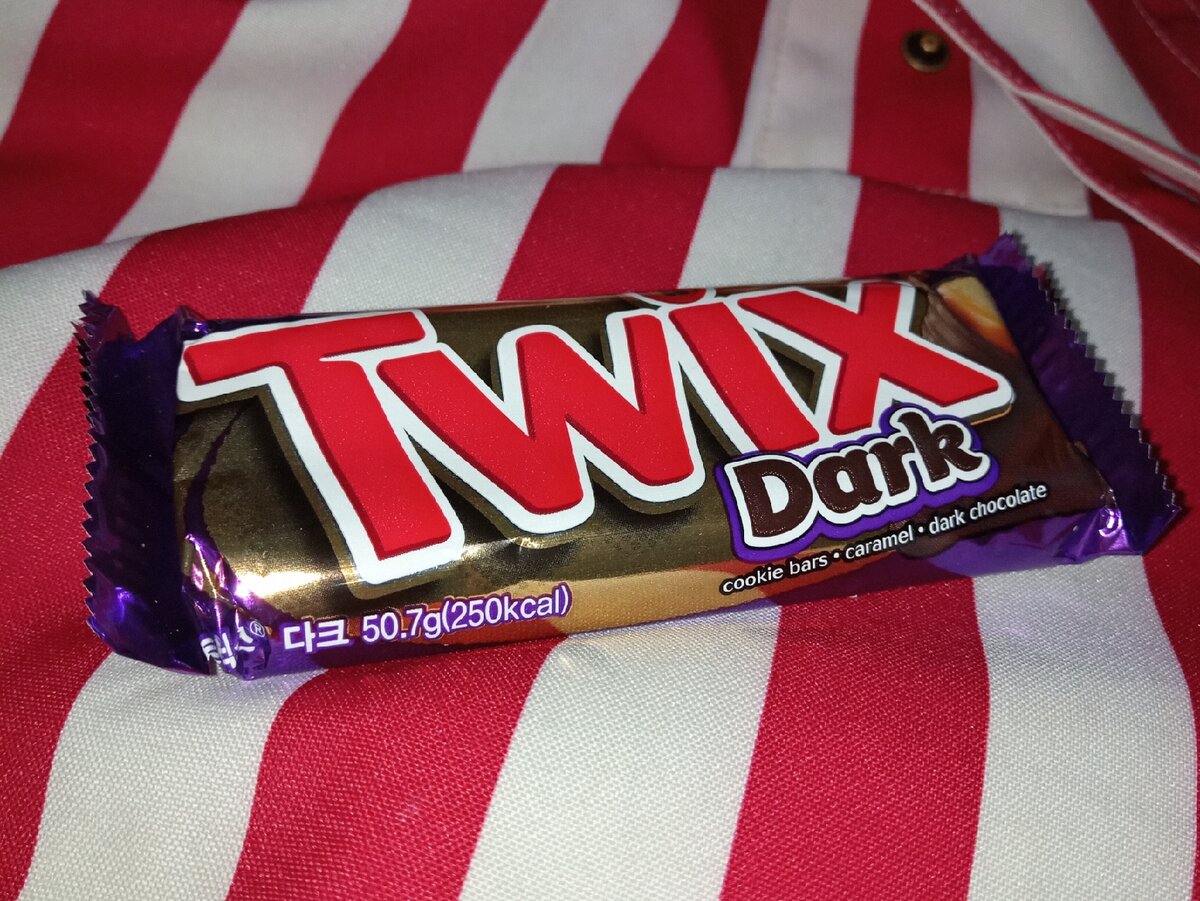 Рисунок №1 Twix Dark.  батончик Twix с черным шоколадом и карамелью