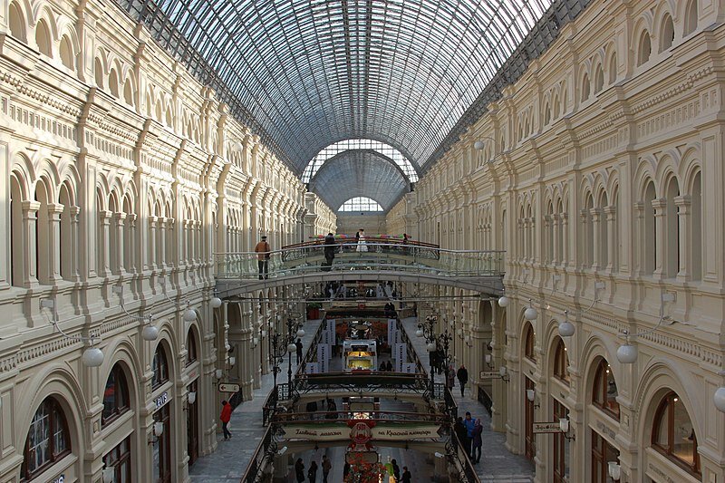 Автор: Moscowjob.net - http://moscowjob.net/2014_Moscow_TSUM_inside_4.JPG, CC BY-SA 4.0, https://commons.wikimedia.org/w/index.php?curid=36937066
