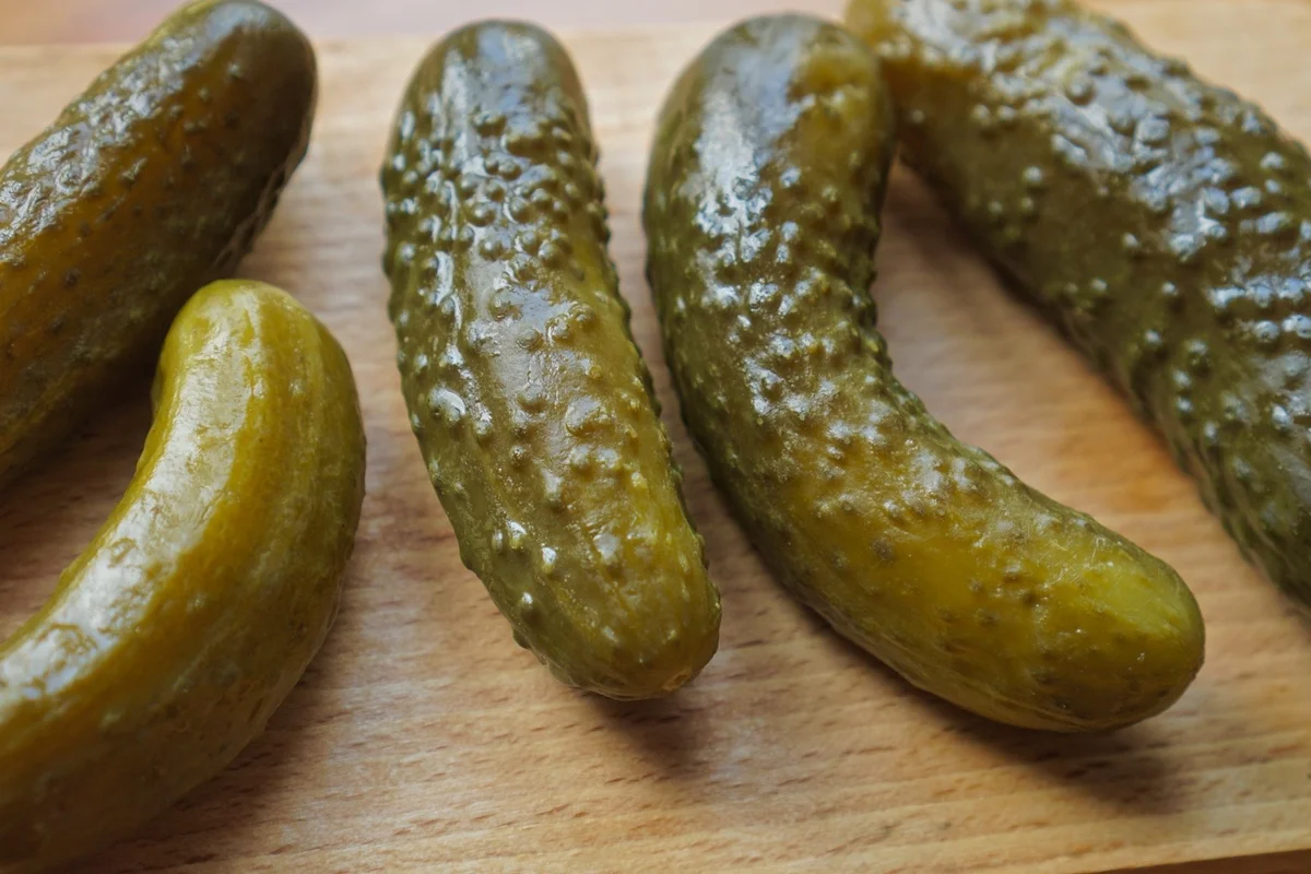 Квашеные соленые огурцы.