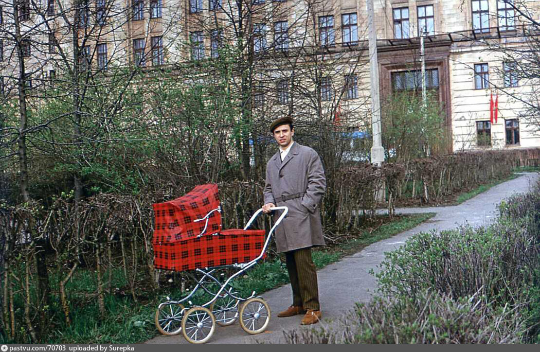 Детские коляски ссср фото Наш первый транспорт. Коляски детей СССР, которые спокойно стояли с детьми у маг