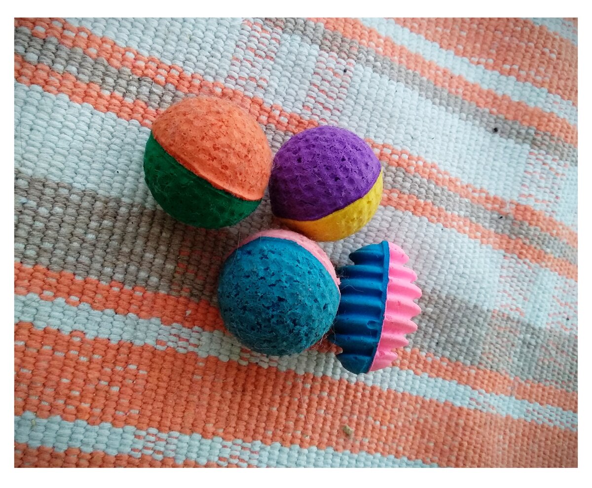 Мячики и шишки из пенки.