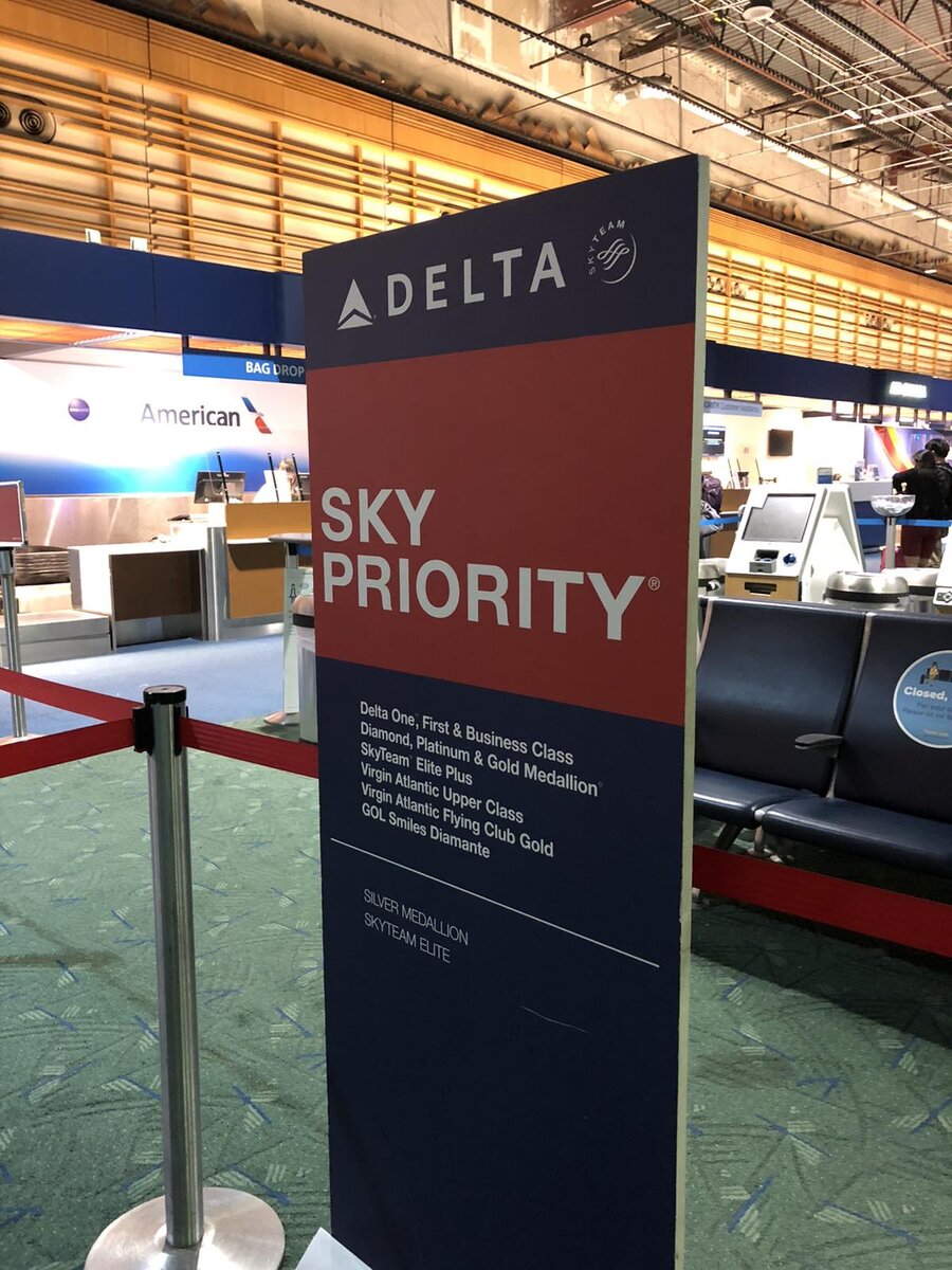 Знакомая многим табличка Sky Priority у стойки регистрации Delta в аэропорту Портланда