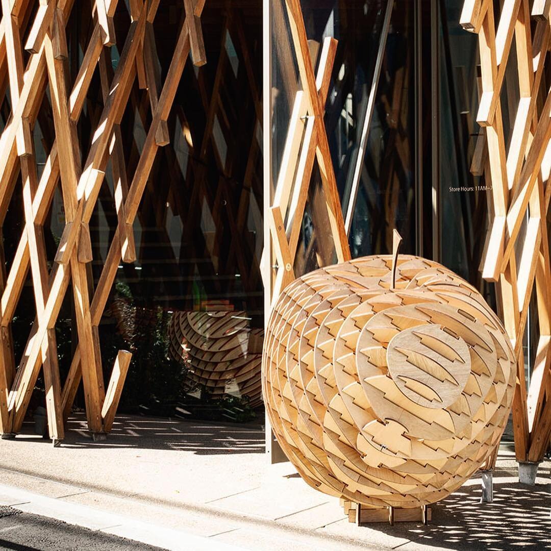 Kengo Kuma японский архитектор и дищайнер создает уникальную мебель, которая органично вписывается в окружающую среду. Все его проекты отличает японский минимализм и стильность.