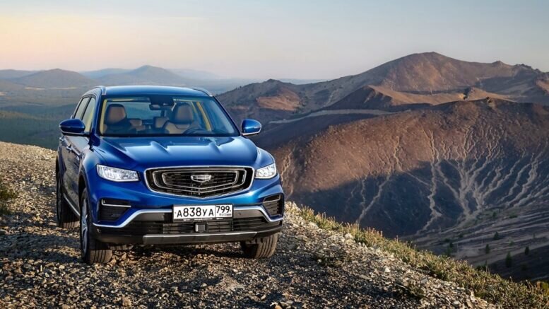 На фото: кроссовер Geely Atlas Pro