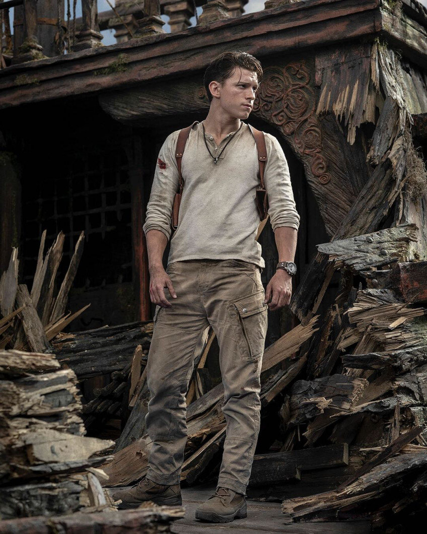 Том Холланд в образе Нейтана Дрейка - главного героя серии игр «Uncharted» на съемках одноимённого фильма. Ожидается что  эта картина выйдет В 2022 году.