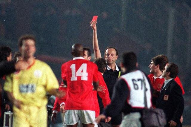 Матч 1/8 финала между Галатасараем и Манчестер Юнайтед. Красная - Эрику Кантона.