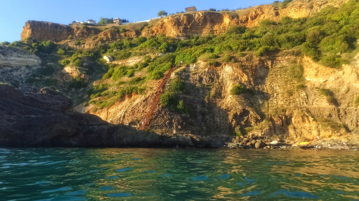 "Зелёнка" на склоне и есть эти самые Митрополичьи сады. А ржавая полоска посередине –лестница вниз.