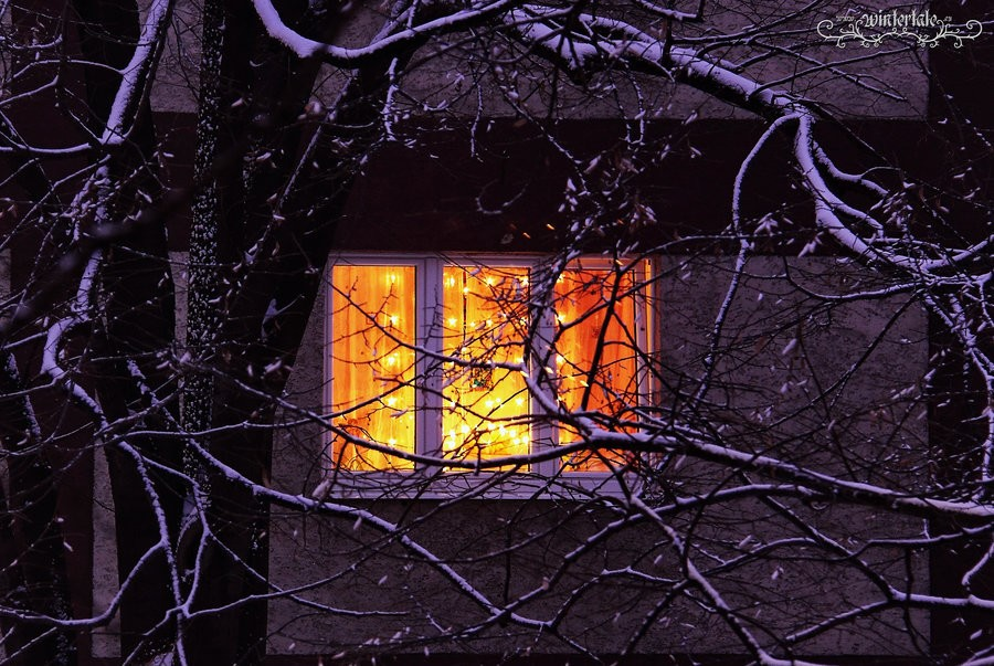 В окнах свет и нет войны. Свет в окне. Светящиеся окна. Дом с горящими окнами. Окно зима.