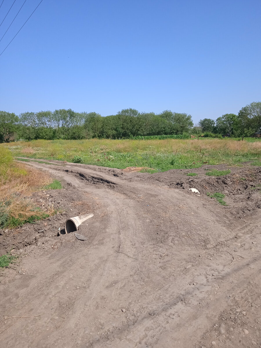 Поворот к дому. Грунтовая дорога в дождь превращается в грязевую кашу. Трубу положили совсем недавно, до этого на её месте часто застревали машины. Немного освоюсь да буду писать администрации любовные письма с просьбами делать дороги.
